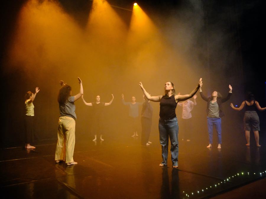 Gala Imaginarium — Ensemble de danseurs sur scène dans une lumière ambrée