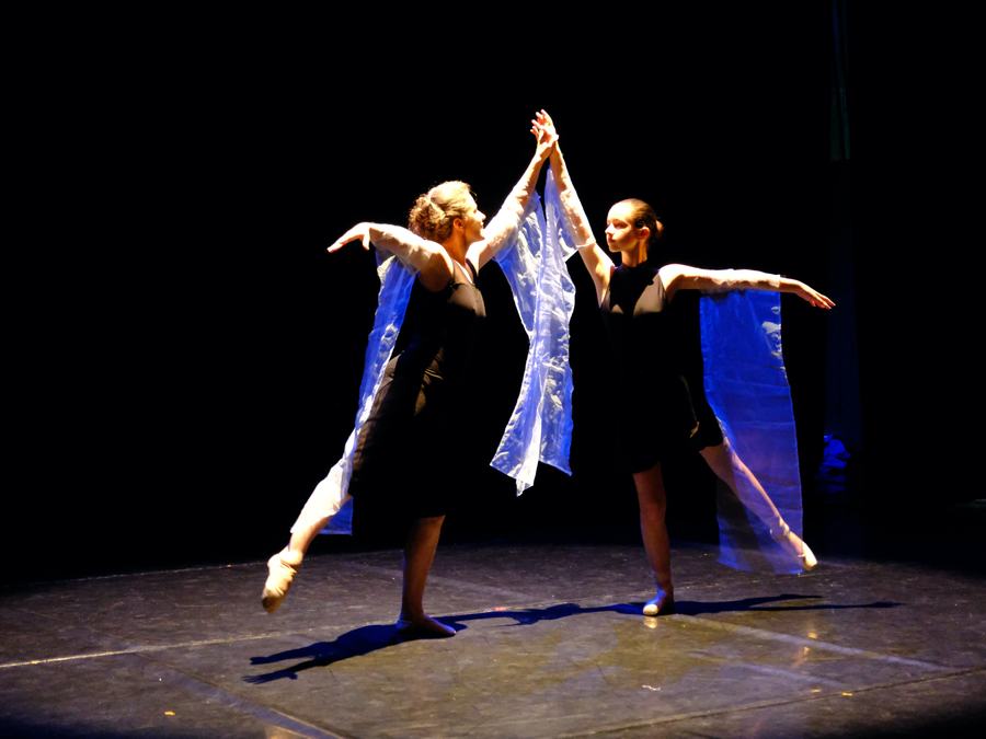 Gala Imaginarium — Deux danseuses en costume bleu, bras levés