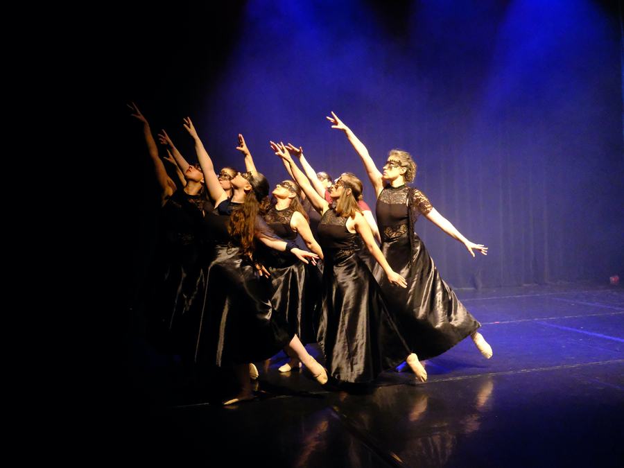 Gala Imaginarium — Groupe de danseuses en tutu noir sous une lumière bleue