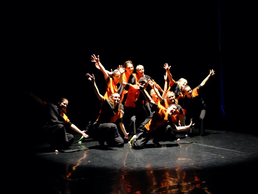 Gala Imaginarium — Tableau de groupe en lumière orangée