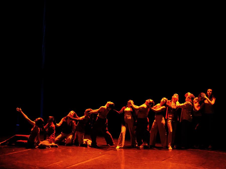 Gala Imaginarium — Ligne de danseuses en lumière rouge