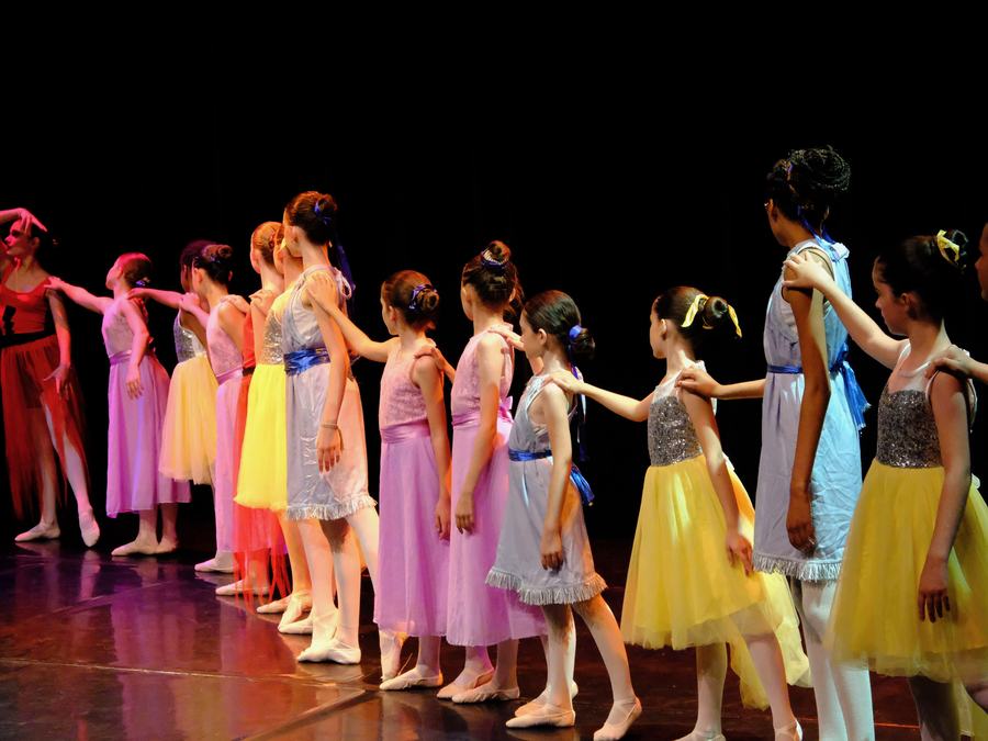 Gala Imaginarium — Ensemble de jeunes danseuses en tutus colorés