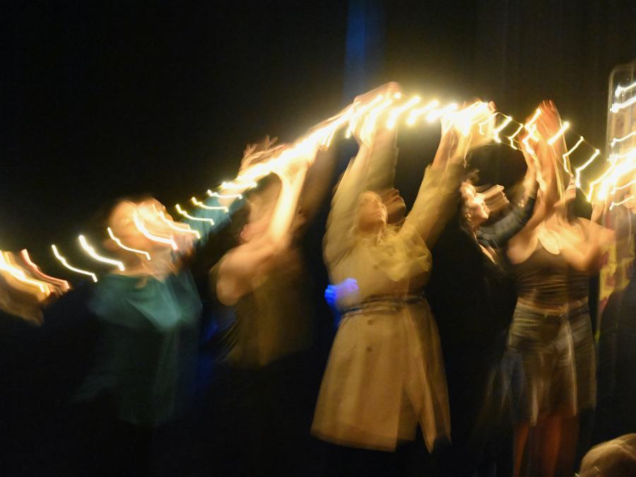 Gala Imaginarium — Traînées lumineuses pendant un tableau chorégraphique