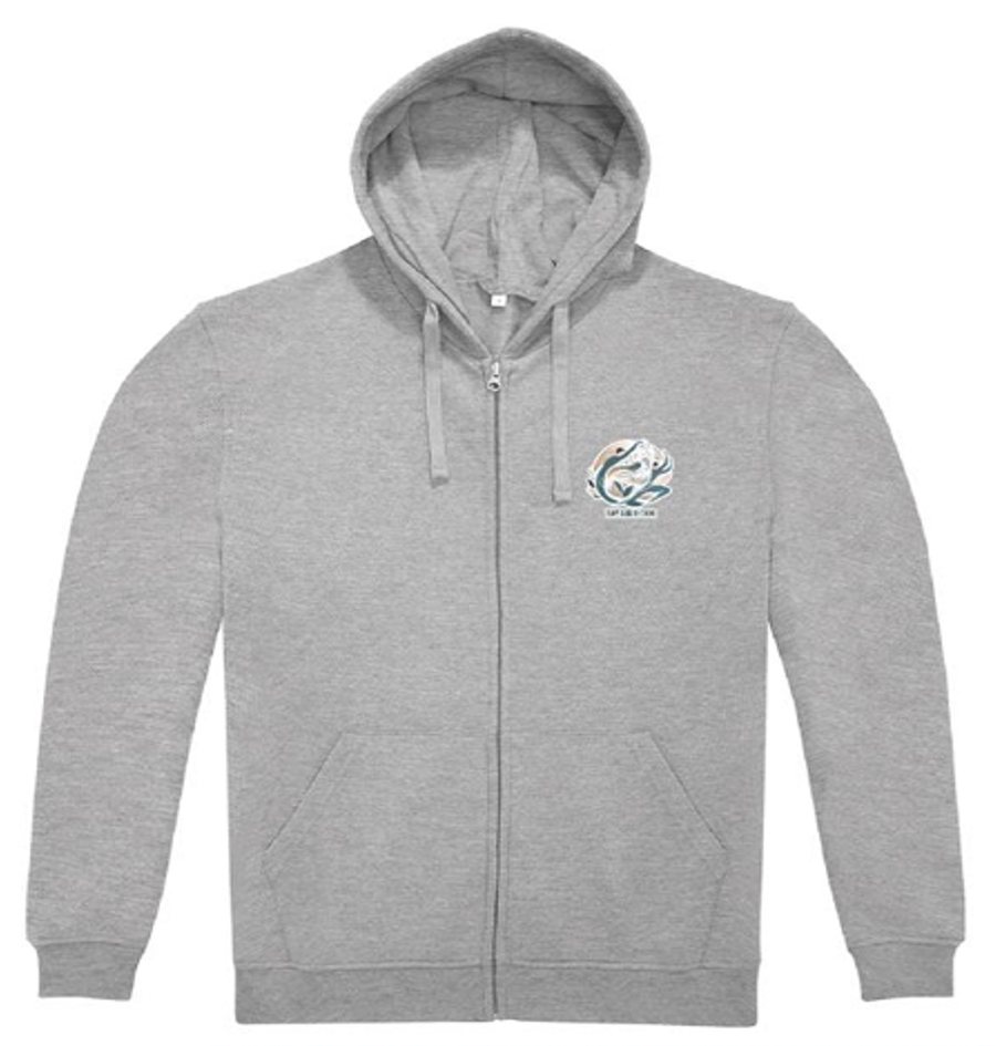 Sweat gris vu de face, logo brodé côté cœur